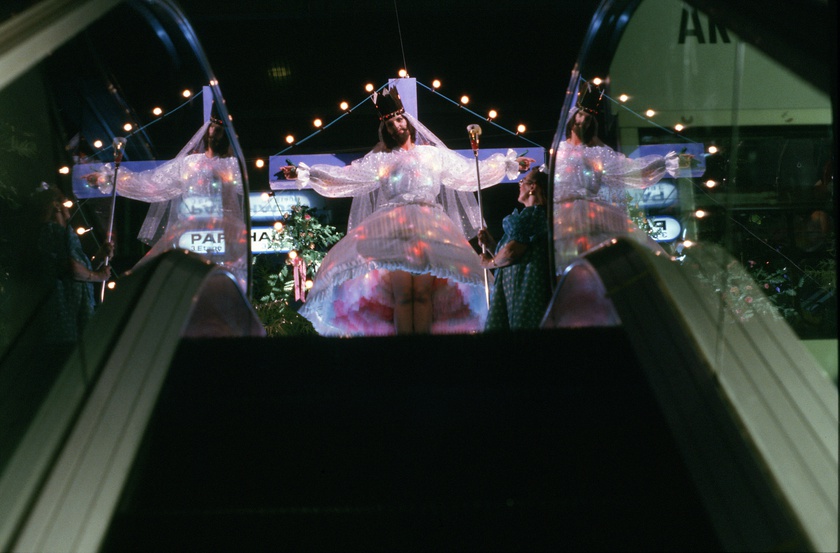 Sakrale Aktionswoche -- Heilige Bartfrau Wilgeforte im Kaufhaus mit ihrer Amme, einem Haarwunder 